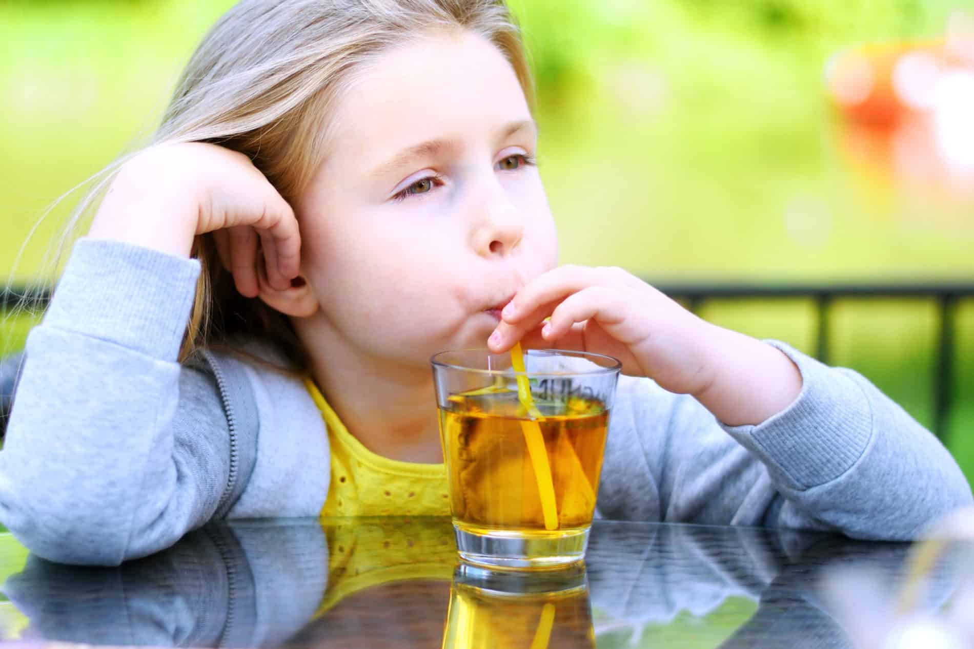 Пьет сок написать. Пьет яблочный сок. Ребенок пьет сок. Девочка пьет сок. Лимонад для детей.